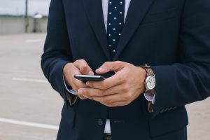 hand_man_phone_suit_watch-1410737.jpg!d